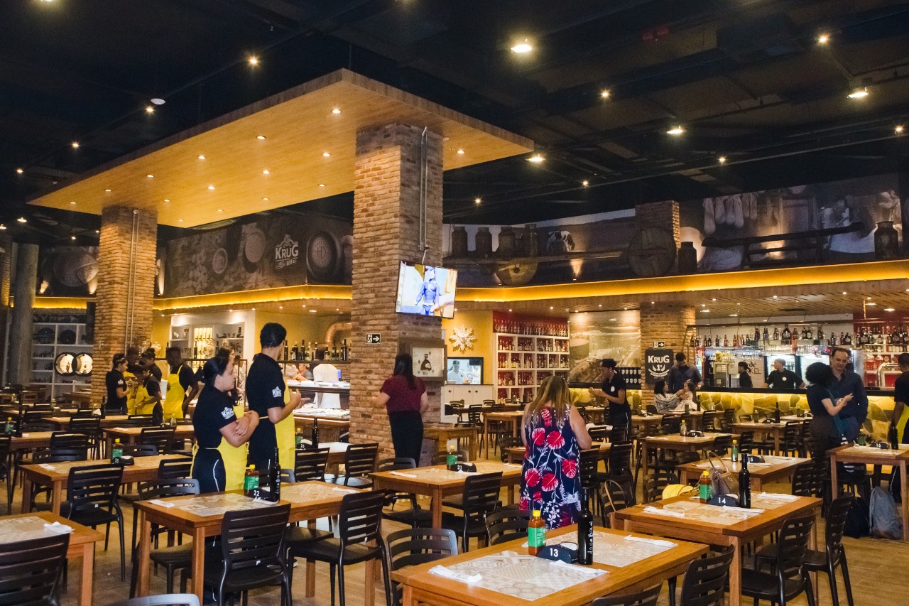 Cachaçaria possui diversos selos de cachaças brasileiras e outras bebidas internacionais